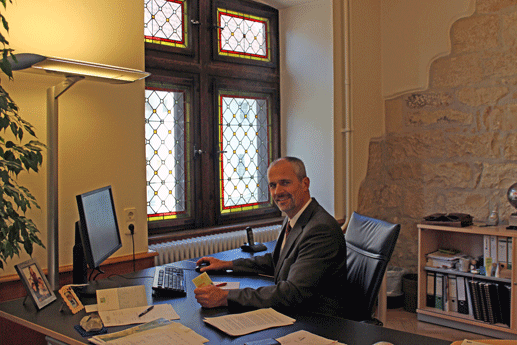 Bürgermeister Arne Zwick am Schreibtisch 